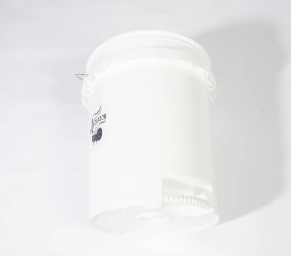 5-gallon maple sap bucket with pouring handle