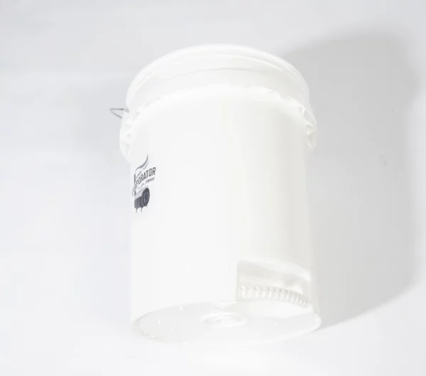 5-gallon maple sap bucket with pouring handle